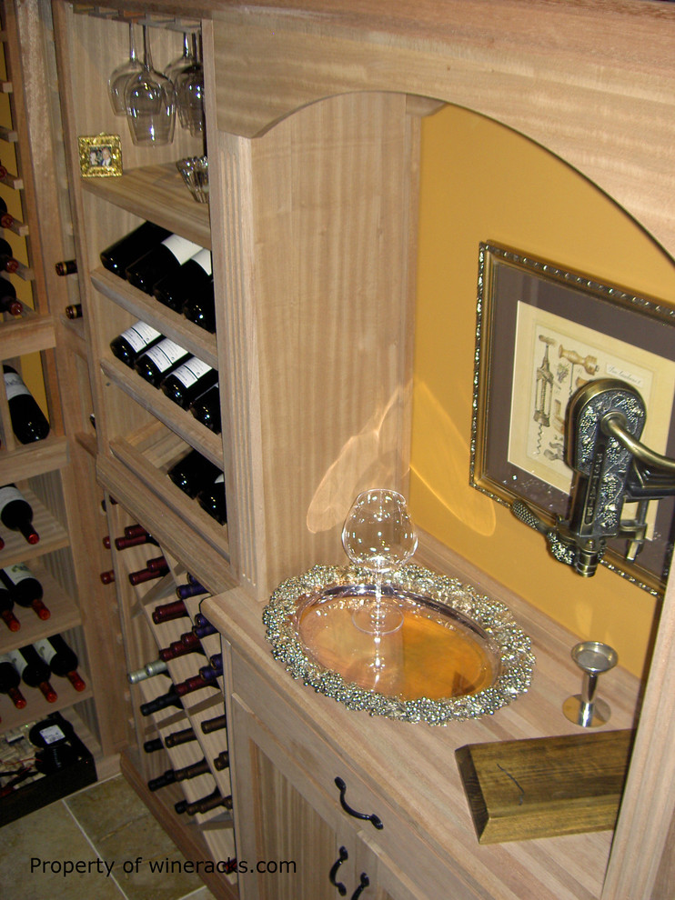 Aménagement d'une cave à vin contemporaine.
