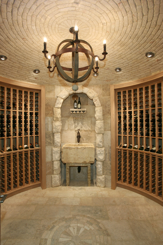 Bild på en medelhavsstil vinkällare, med vinhyllor och beiget golv