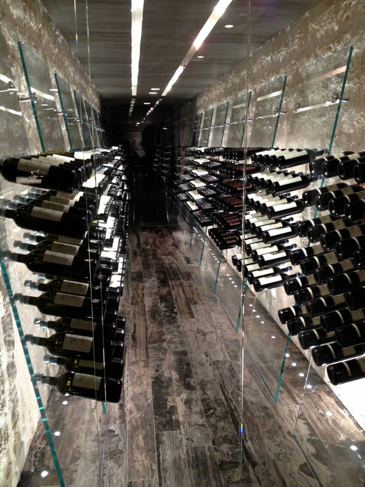 Cette photo montre une grande cave à vin tendance avec un sol en marbre et un présentoir.