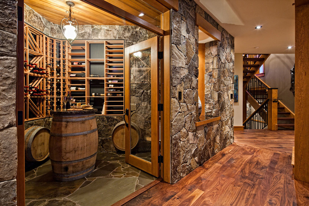 Cette photo montre une petite cave à vin montagne avec un sol en bois brun, un présentoir et un sol gris.