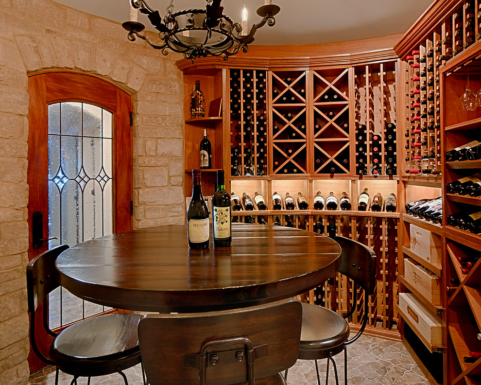 Aménagement d'une cave à vin méditerranéenne de taille moyenne avec des casiers, un sol marron et un sol en carrelage de céramique.