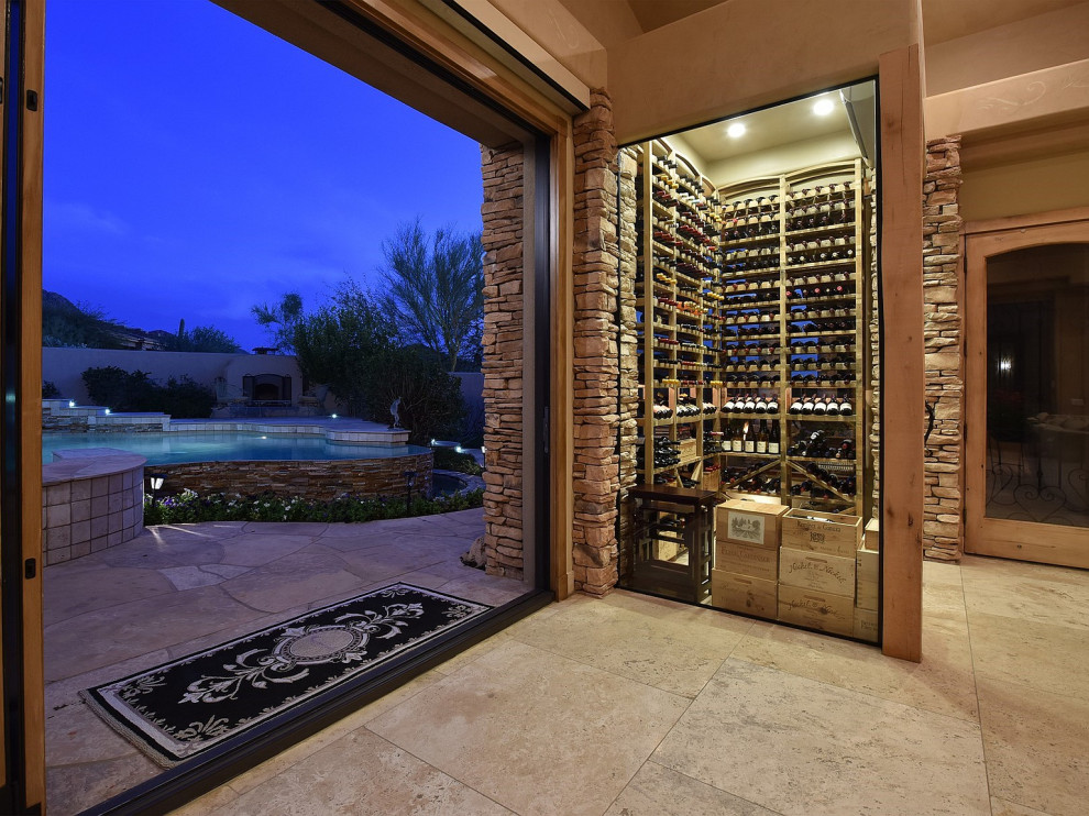 Kleiner Mediterraner Weinkeller mit Travertin, Kammern und beigem Boden in Phoenix