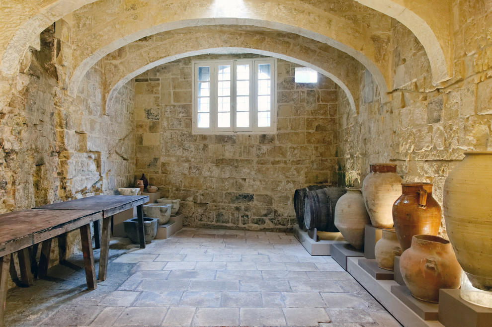 Idée de décoration pour une cave à vin méditerranéenne.