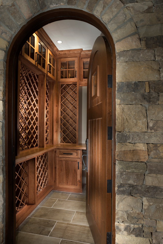 Idées déco pour une cave à vin craftsman de taille moyenne avec un sol en travertin et des casiers.