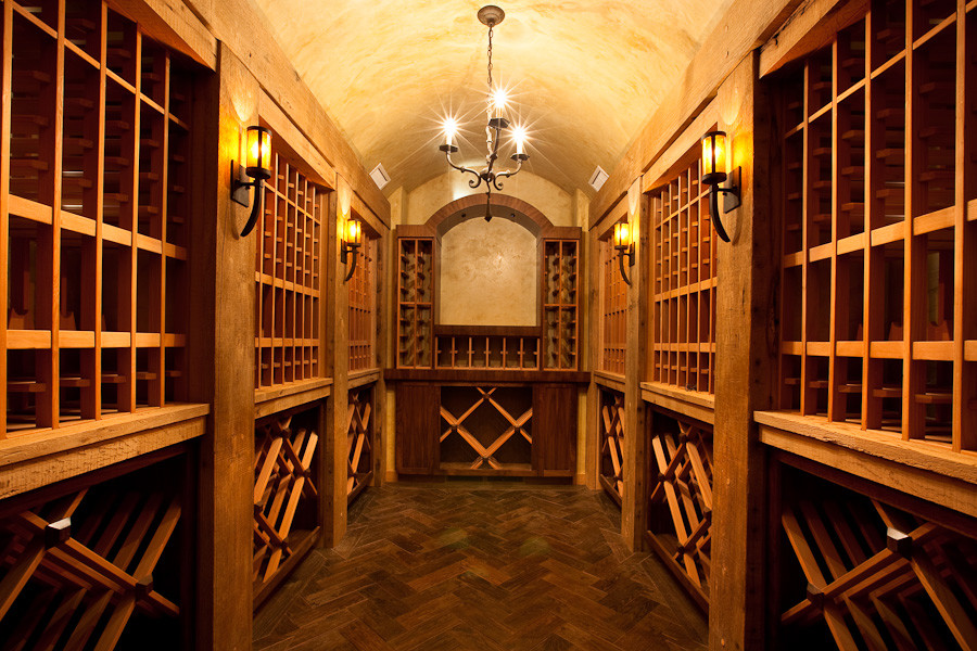 Idéer för stora rustika vinkällare, med skiffergolv och vinställ med diagonal vinförvaring