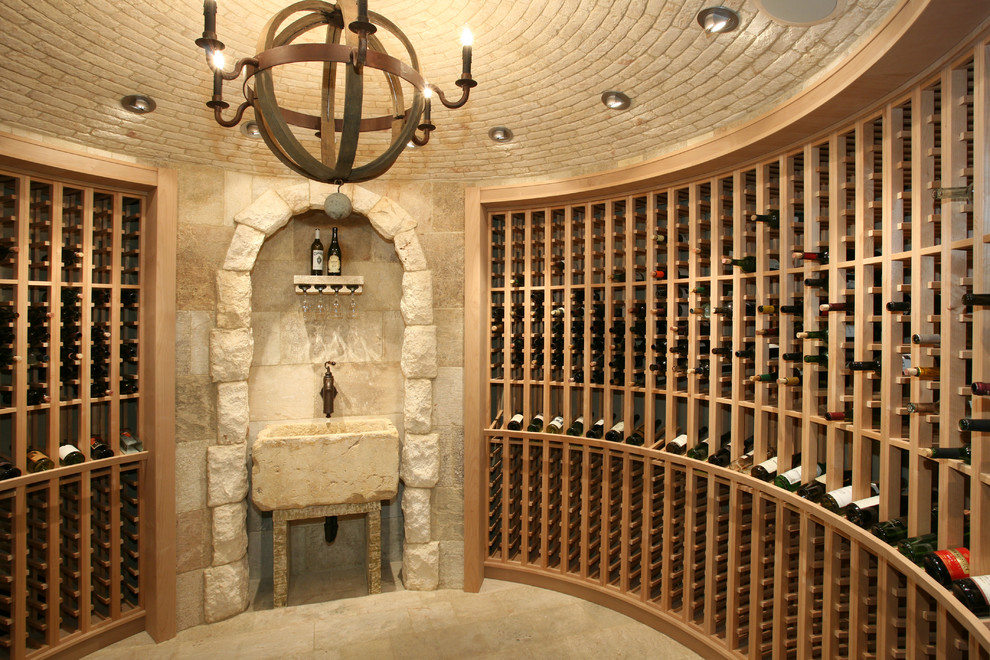 Exemple d'une cave à vin méditerranéenne avec des casiers.
