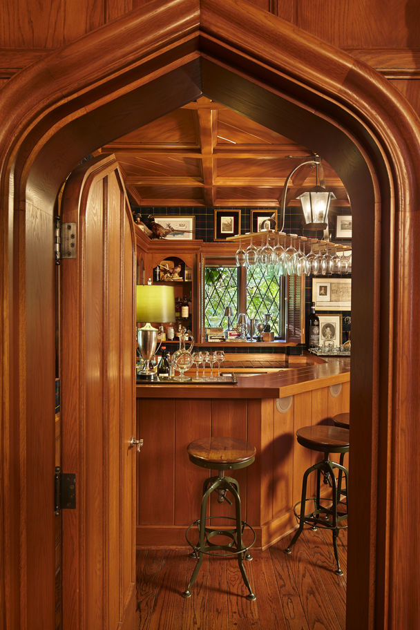 Diseño de bar en casa tradicional de tamaño medio con suelo de madera oscura