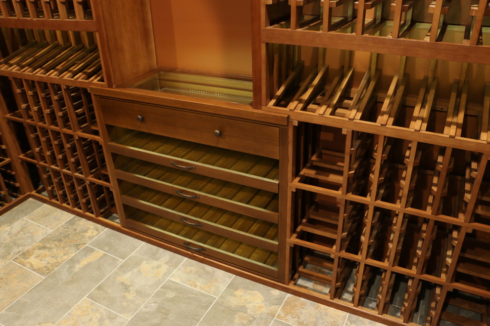 Mittelgroßer Klassischer Weinkeller mit Porzellan-Bodenfliesen und diagonaler Lagerung in Cincinnati
