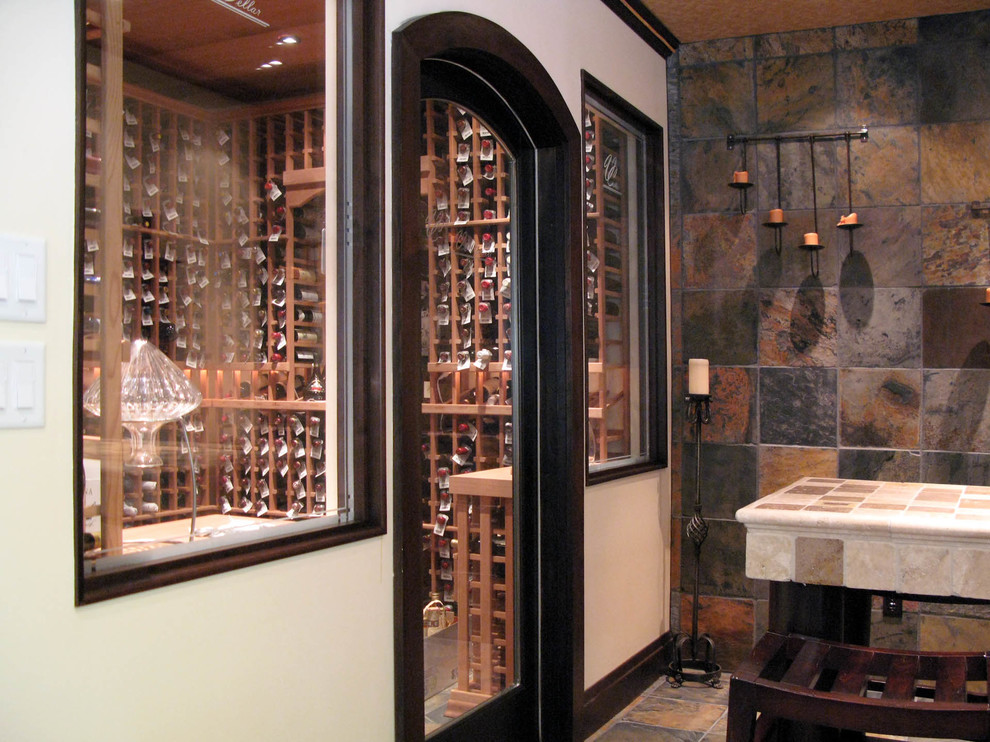 Idéer för en stor klassisk vinkällare, med klinkergolv i keramik, vinhyllor och flerfärgat golv