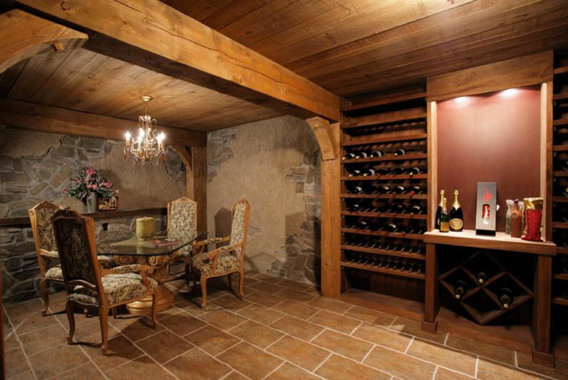 Bild på en mycket stor vintage vinkällare, med travertin golv, vindisplay och brunt golv