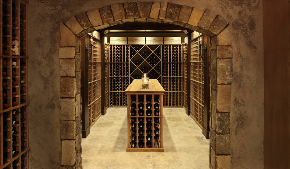 Cette photo montre une très grande cave à vin montagne avec un sol en marbre, des casiers et un sol beige.