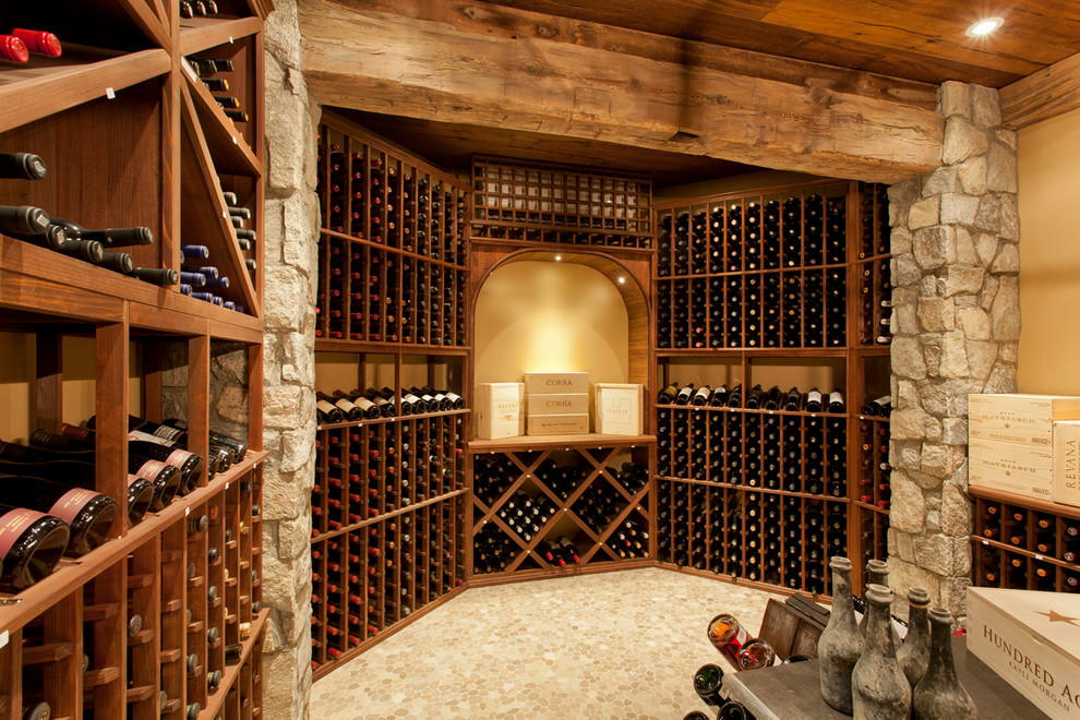 Réalisation d'une cave à vin chalet de taille moyenne avec des casiers.
