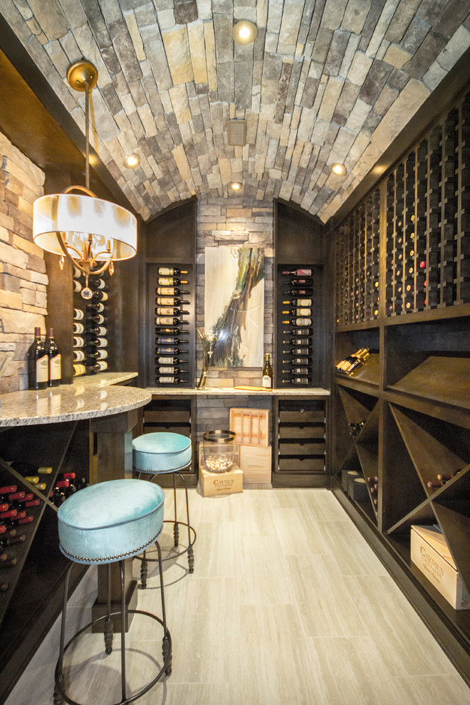 Cette image montre une cave à vin design de taille moyenne avec un sol en carrelage de céramique et un présentoir.
