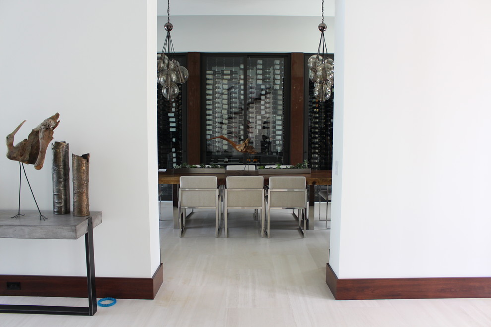 Ejemplo de bodega clásica renovada de tamaño medio con suelo de madera clara y vitrinas expositoras