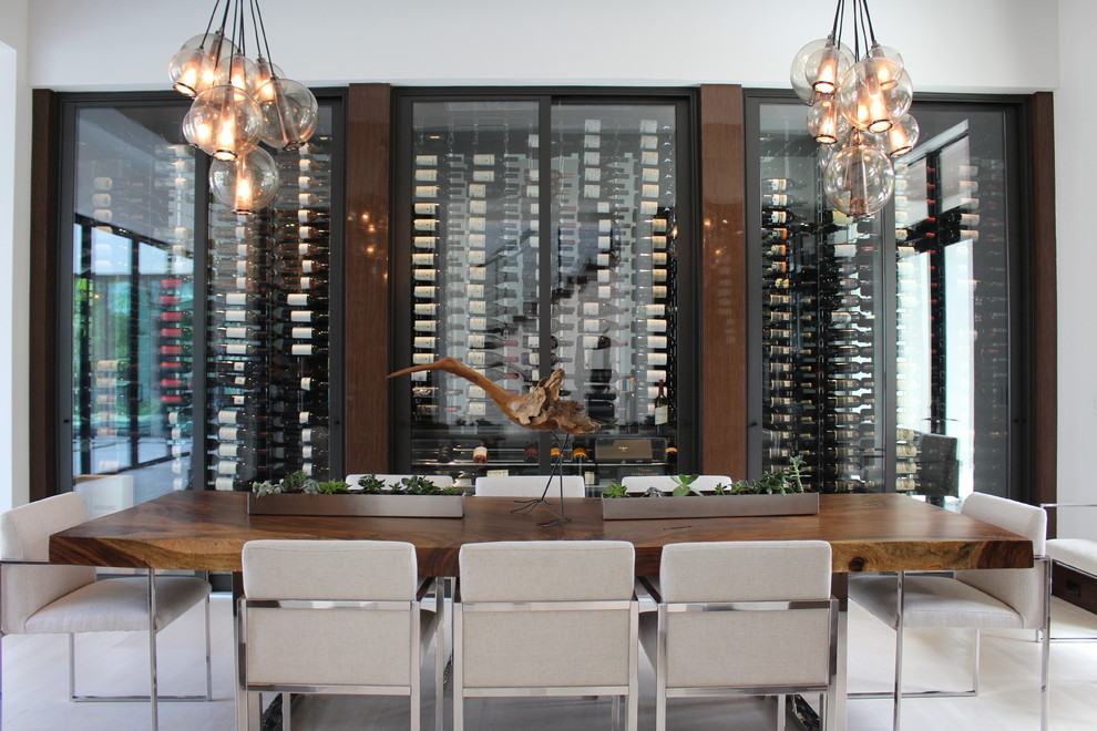 Mittelgroßer Klassischer Weinkeller mit hellem Holzboden und waagerechter Lagerung in Miami
