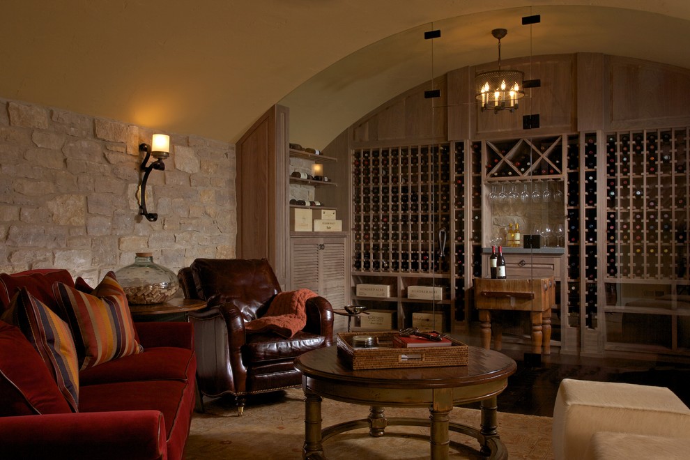 Idée de décoration pour une grande cave à vin tradition avec parquet foncé et des casiers losange.