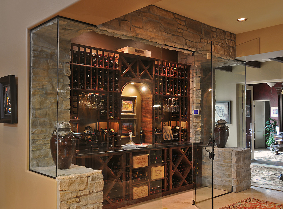 Aménagement d'une cave à vin classique de taille moyenne avec des casiers, un sol en carrelage de céramique et un sol beige.