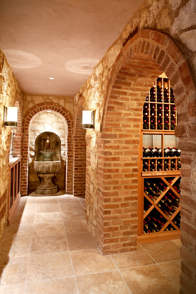 Idée de décoration pour une grande cave à vin méditerranéenne.