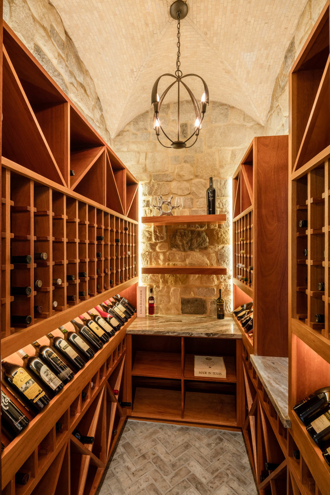 Cette photo montre une cave à vin montagne de taille moyenne avec un sol en brique et un présentoir.