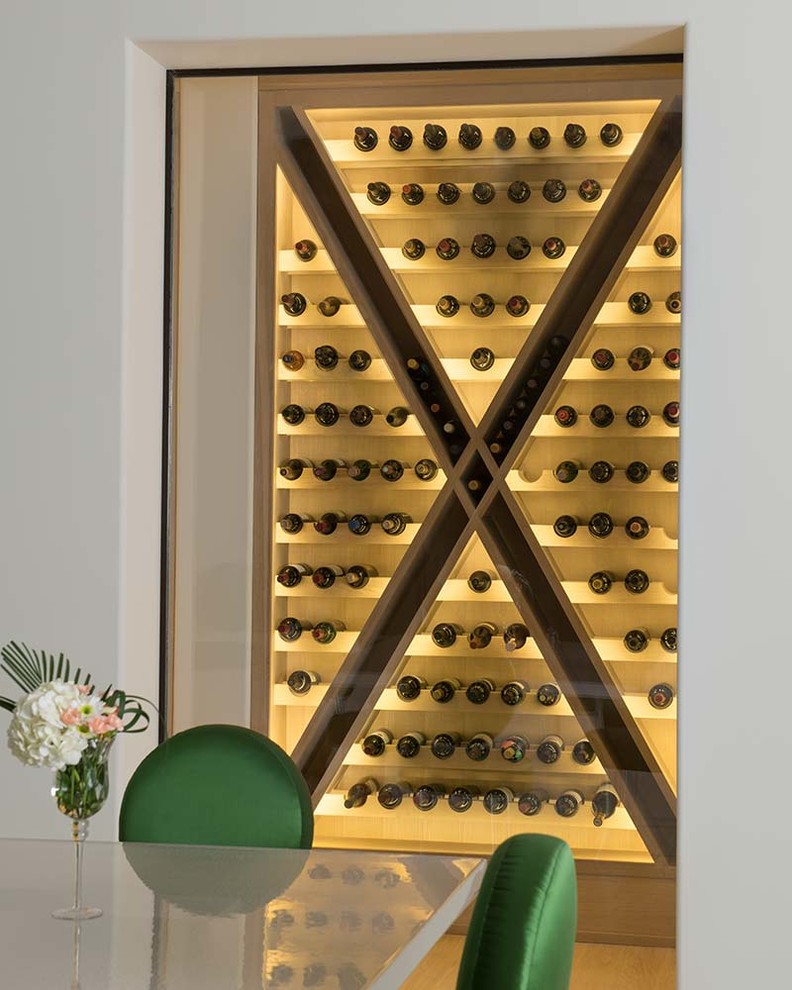 Idée de décoration pour une cave à vin méditerranéenne avec des casiers losange.
