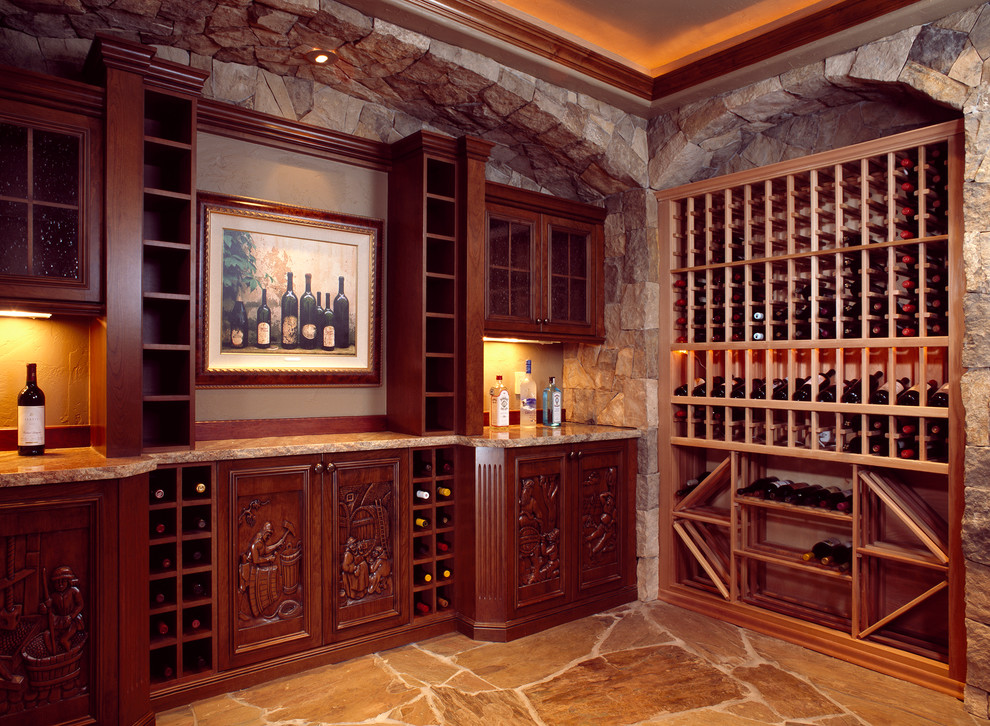 Exemple d'une cave à vin méditerranéenne avec des casiers.