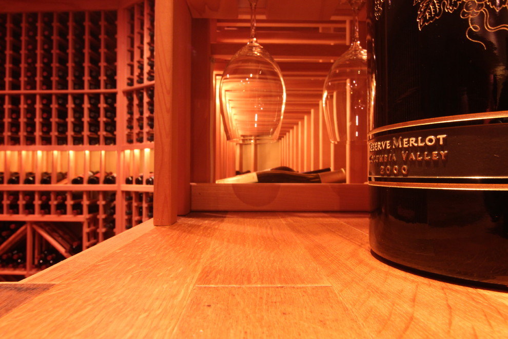 シアトルにあるトラディショナルスタイルのおしゃれなワインセラーの写真