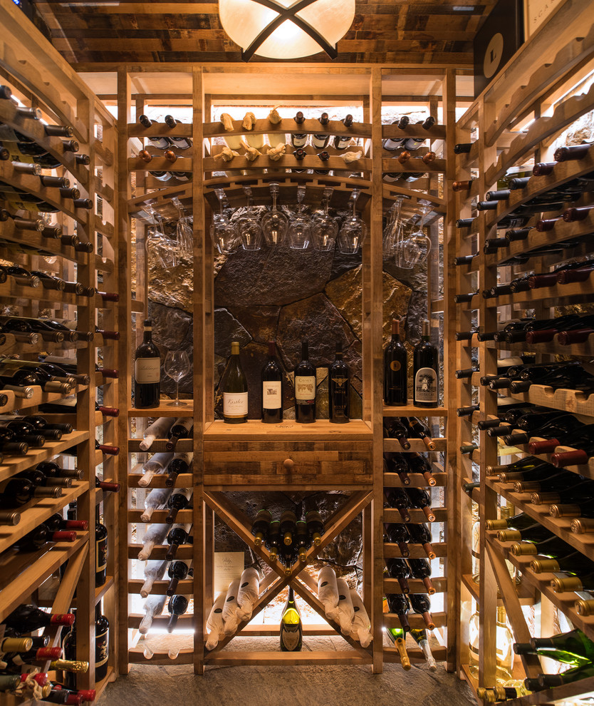Exemple d'une cave à vin montagne de taille moyenne avec des casiers.