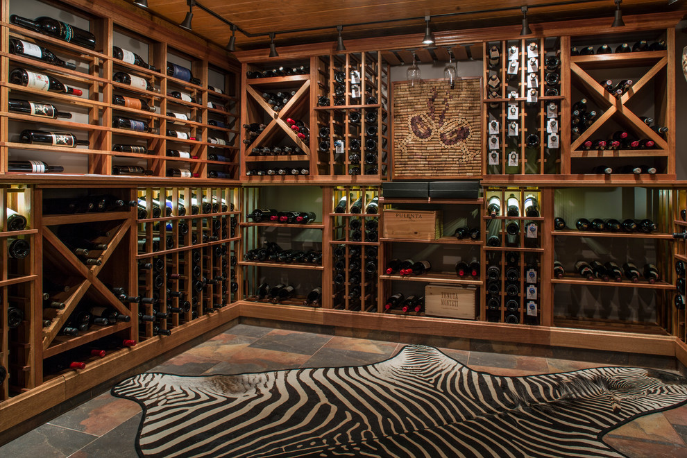 他の地域にあるトラディショナルスタイルのおしゃれなワインセラー (菱形ラック、マルチカラーの床) の写真