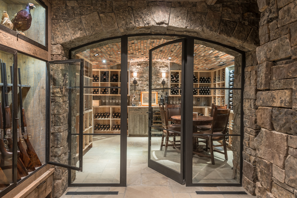 Idée de décoration pour une cave à vin chalet avec des casiers.