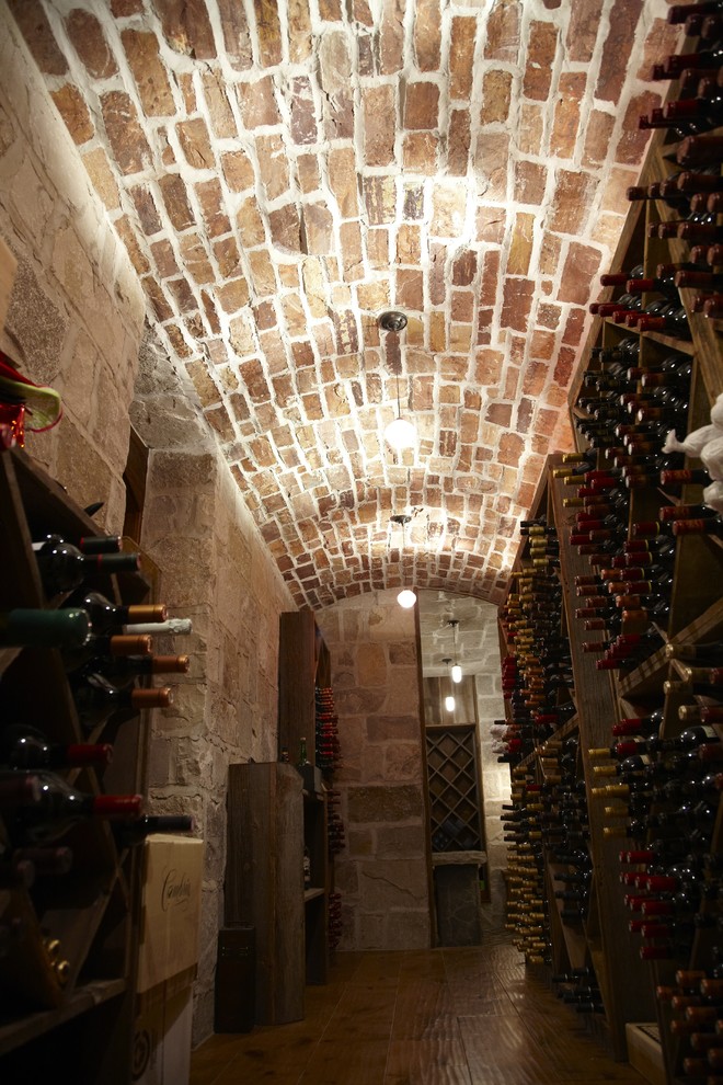 Inspiration pour une grande cave à vin rustique avec parquet foncé et des casiers losange.