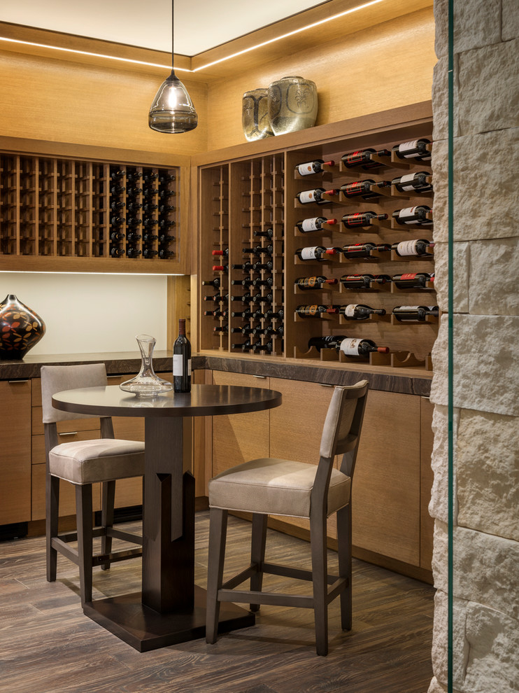 Cette image montre une cave à vin design avec un sol en bois brun et un présentoir.