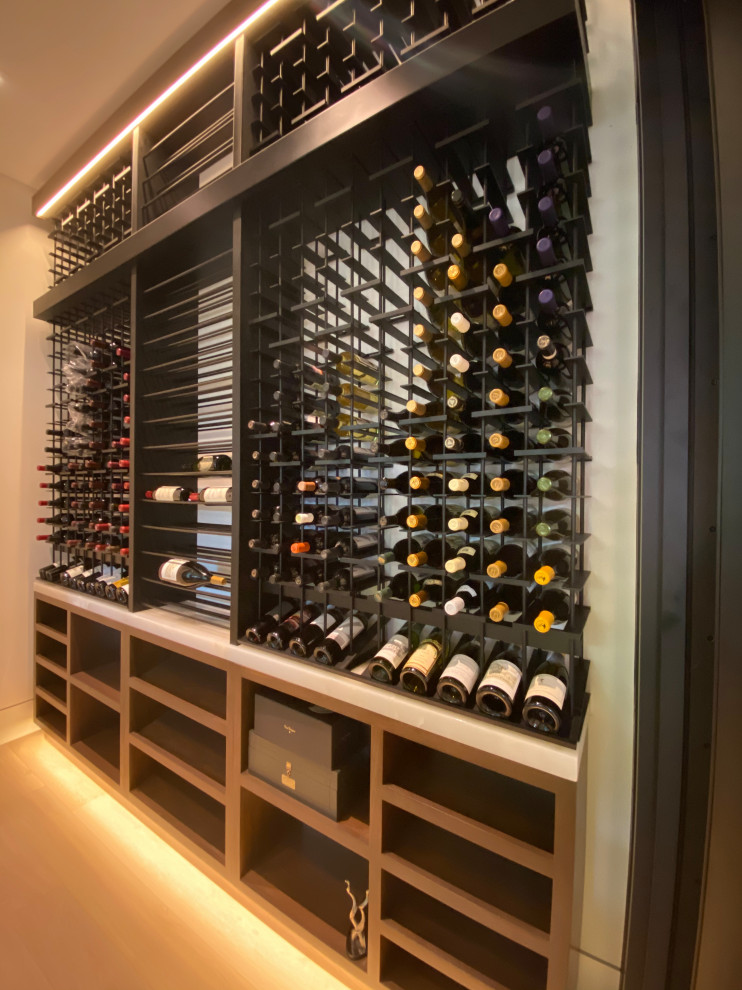 Cette photo montre une cave à vin tendance de taille moyenne avec des casiers.