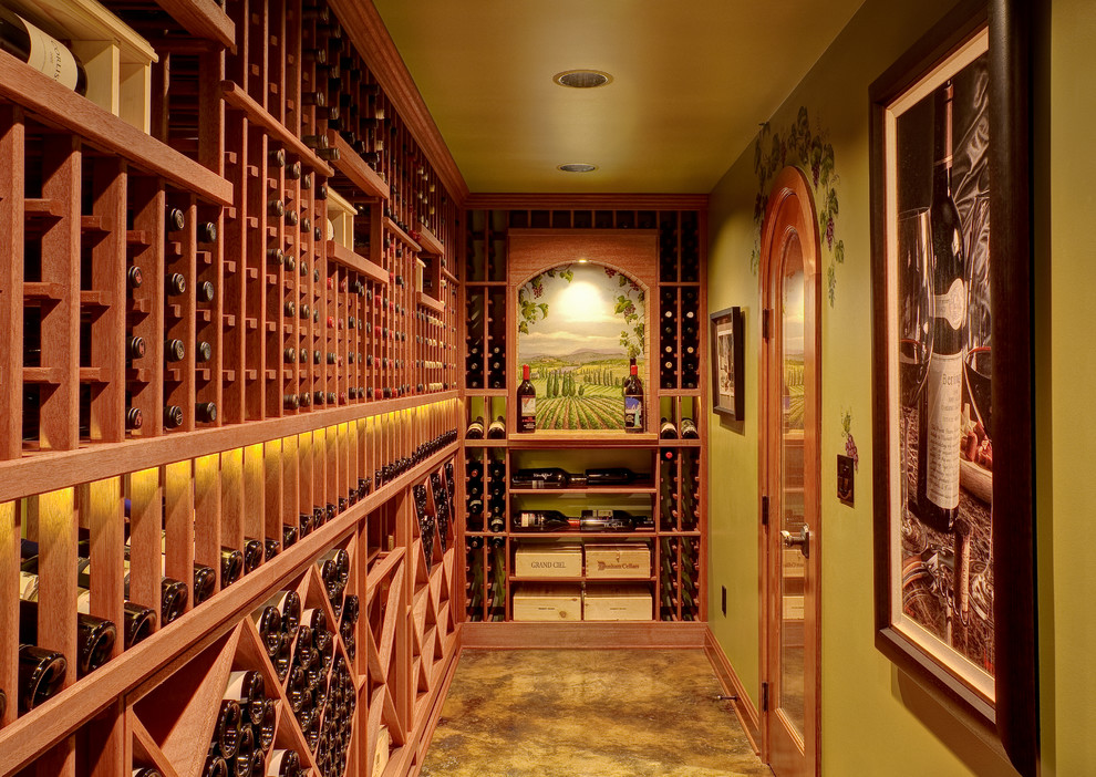 Foto på en mycket stor medelhavsstil vinkällare, med betonggolv, vinhyllor och gult golv