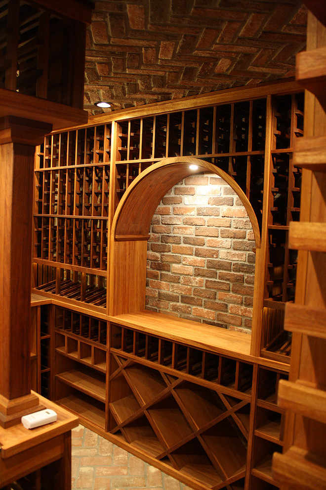 Foto på en stor medelhavsstil vinkällare, med tegelgolv och vinhyllor