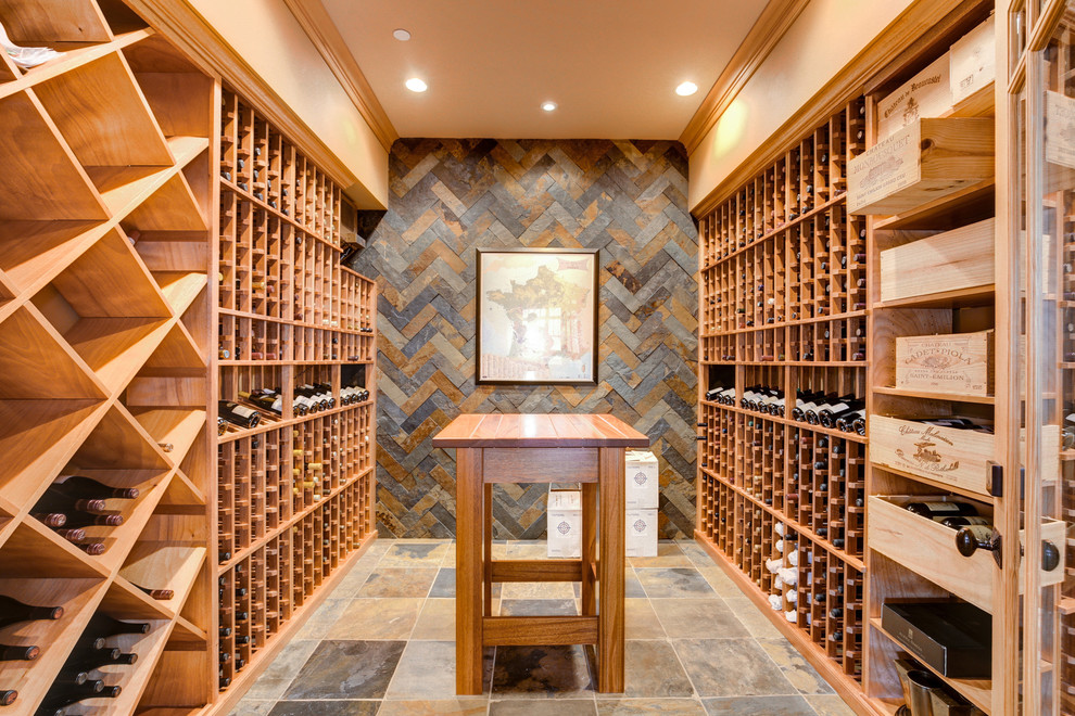 Inspiration pour une cave à vin craftsman de taille moyenne avec un sol en ardoise, des casiers et un sol multicolore.