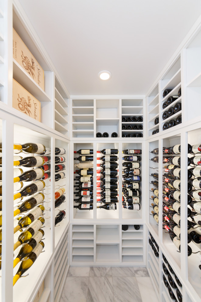 Cette photo montre une cave à vin tendance de taille moyenne avec un sol en marbre et des casiers.