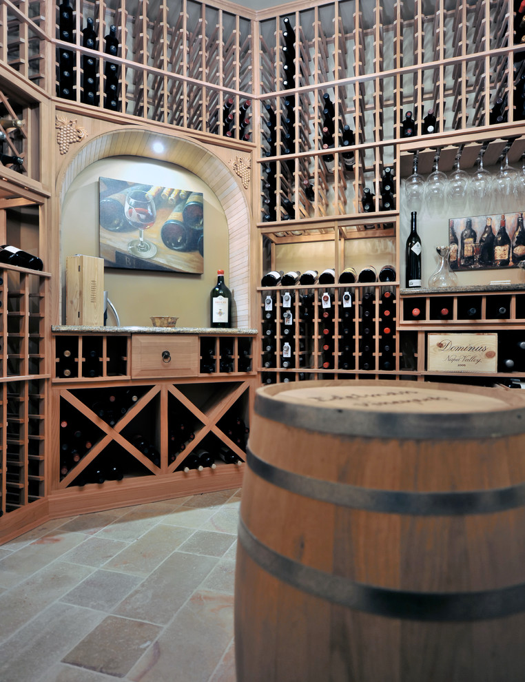 Cette image montre une petite cave à vin méditerranéenne avec des casiers.
