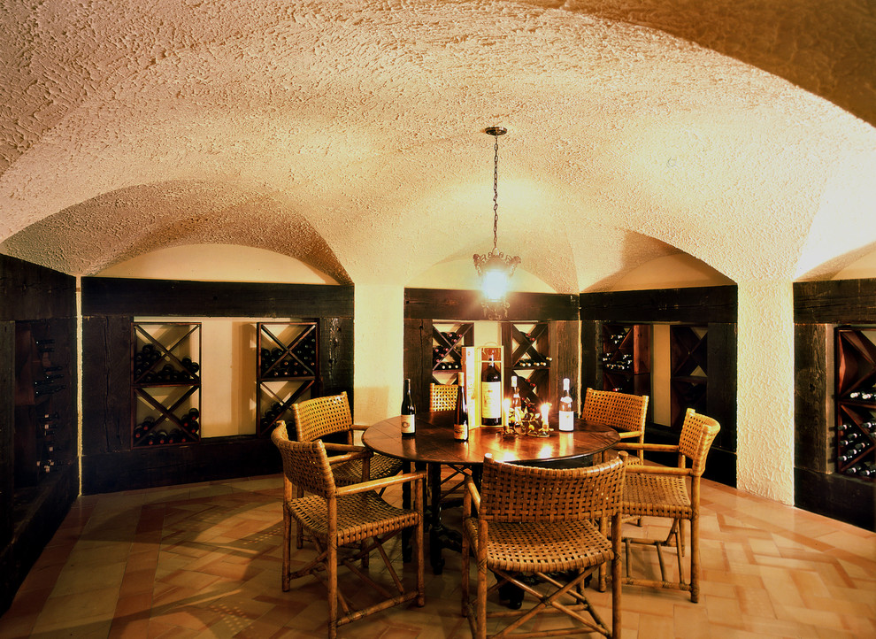 Cette photo montre une cave à vin méditerranéenne avec tomettes au sol et un sol orange.