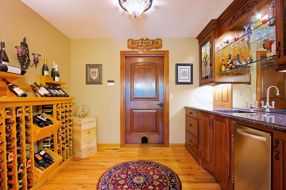 Klassischer Weinkeller mit braunem Holzboden in Sonstige