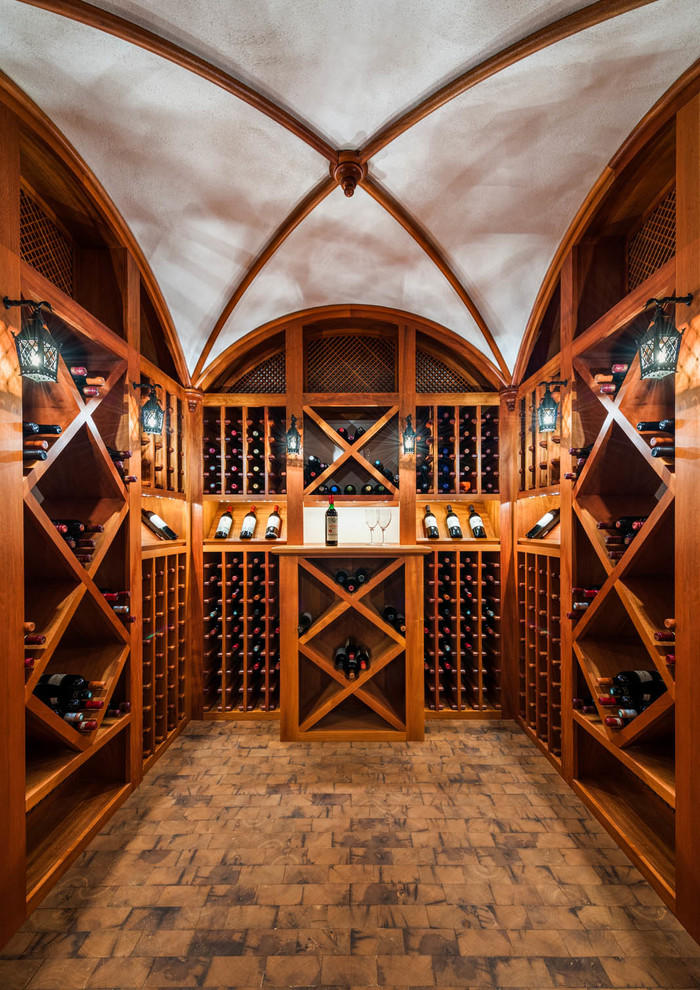 Cette photo montre une grande cave à vin victorienne avec des casiers losange.