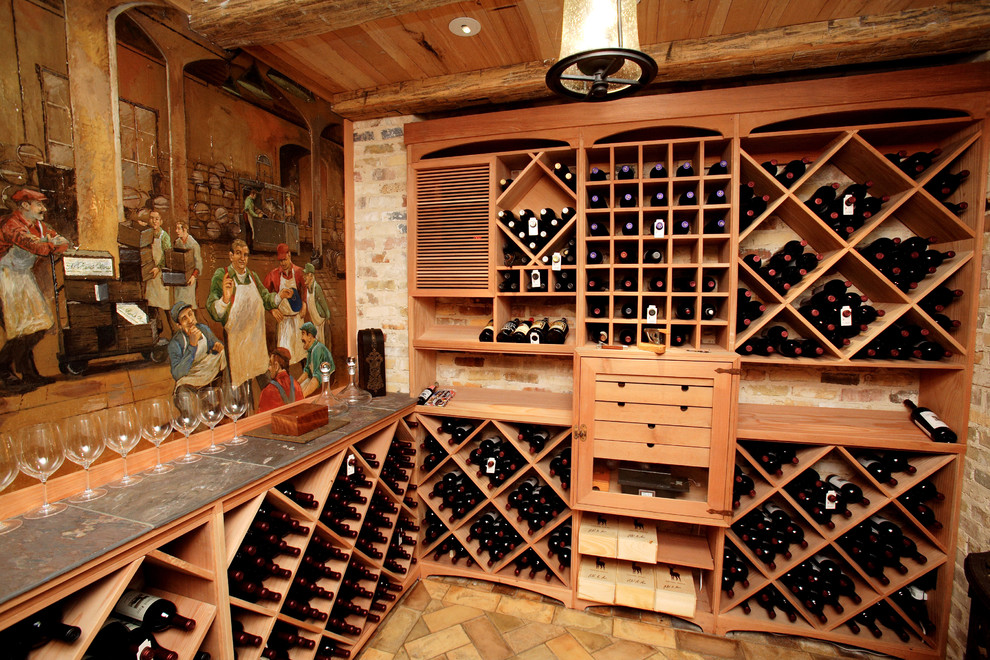 Inspiration för klassiska vinkällare, med vinställ med diagonal vinförvaring