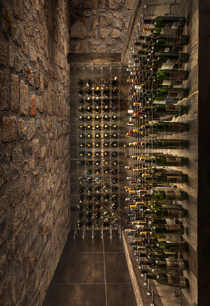 Exemple d'une cave à vin tendance de taille moyenne avec un sol en carrelage de porcelaine, des casiers et un sol marron.