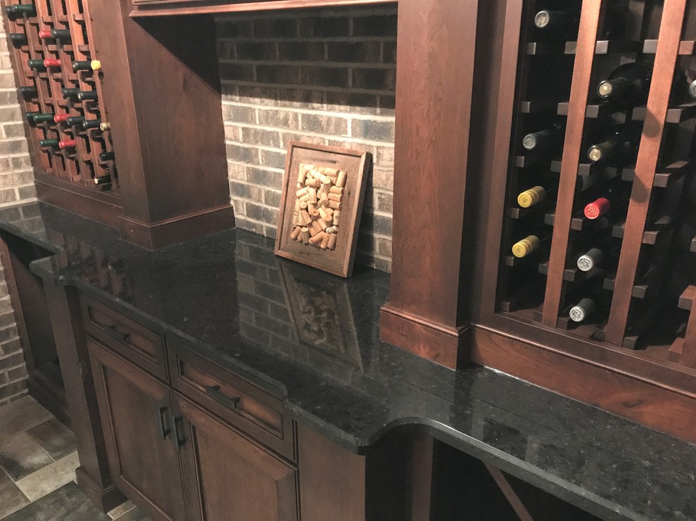 Bild på en liten vintage vinkällare, med klinkergolv i keramik, vinhyllor och flerfärgat golv