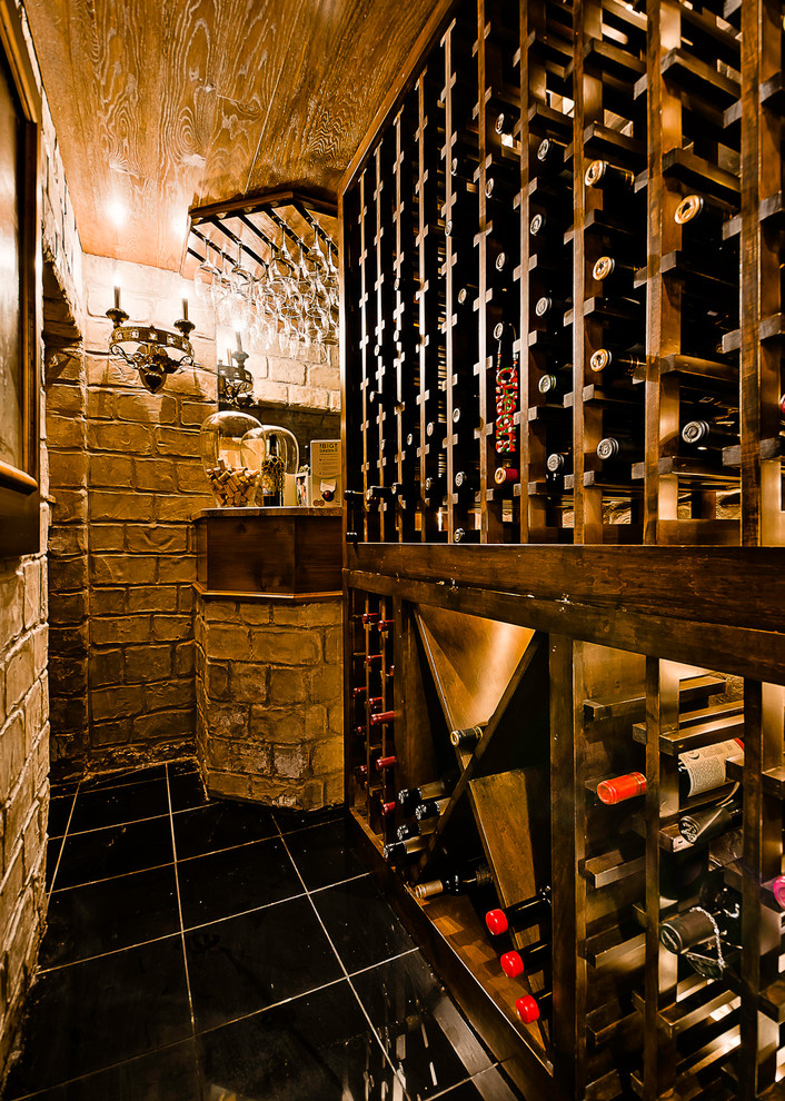 Cette image montre une petite cave à vin traditionnelle avec un sol en marbre et des casiers.