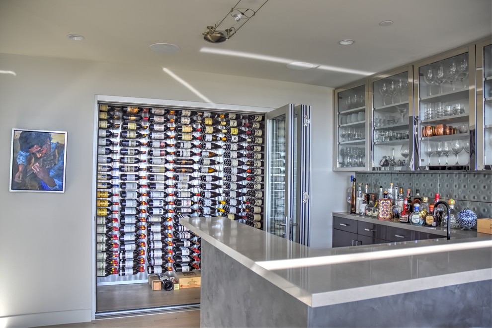 Mittelgroßer Moderner Weinkeller mit hellem Holzboden und waagerechter Lagerung in San Diego