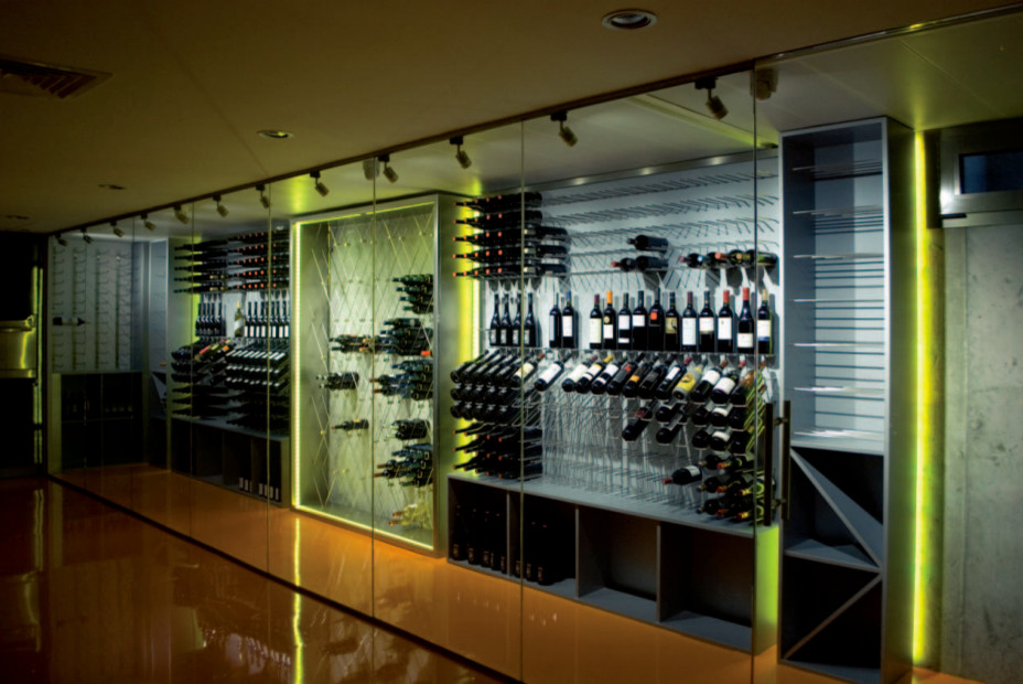 Großer Moderner Weinkeller mit waagerechter Lagerung in Madrid