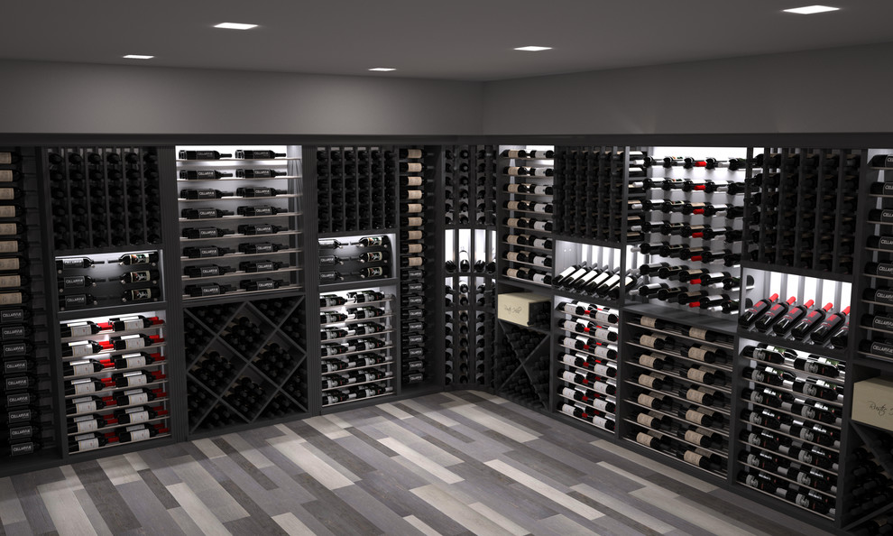 Cette photo montre une grande cave à vin moderne avec parquet clair et des casiers.