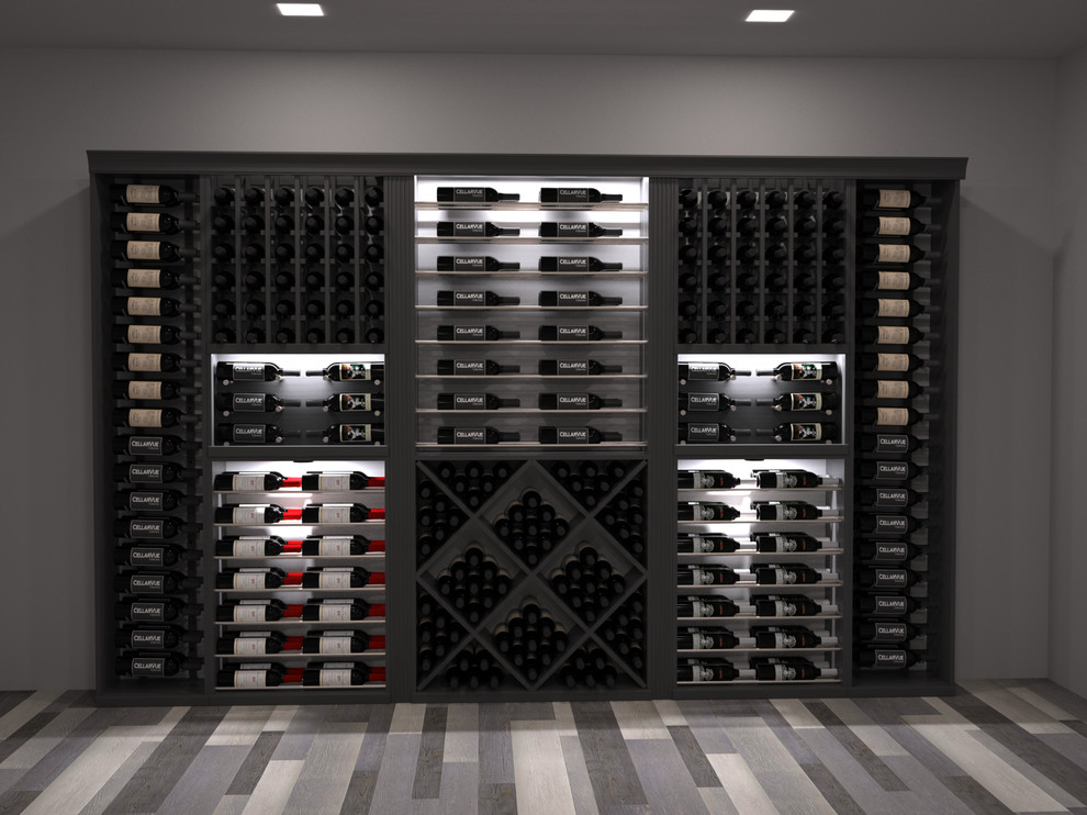 Aménagement d'une grande cave à vin moderne avec parquet clair et des casiers.