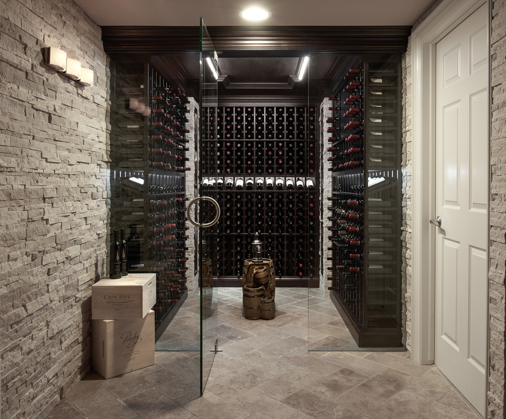 Aménagement d'une cave à vin classique avec des casiers et un sol gris.