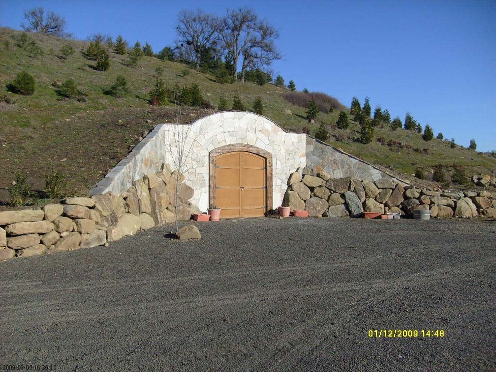 Foto di una grande cantina mediterranea